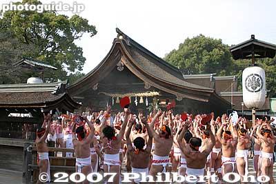 Haiden Hall where the men offer their long poles. 拝殿
Keywords: aichi inazawa konomiya jinja shrine hadaka matsuri festival naked loincloth