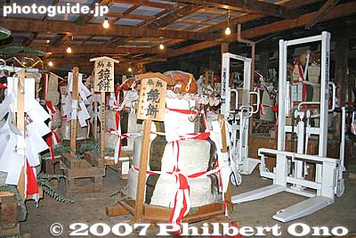More giant mochi offered to the shrine. Notice the forklift. 大鏡餅奉納
Keywords: aichi inazawa konomiya jinja shrine hadaka matsuri festival mochi rice cake