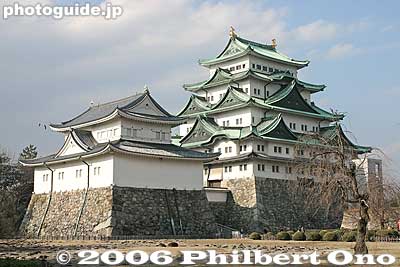 Reconstructed in 1959 in ferro-concrete, Nagoya Castle's main tenshu tower has closed on May 6, 2018 to start its monumental reconstruction. 天守閣
This main tower used to house a museum. The top floor had a lookout deck with fine views. 
Keywords: aichi prefecture nagoya castle japancastle