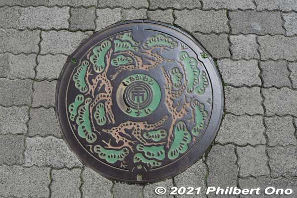Manhole cover in Ichikawa, Chiba. Pine trees.
Keywords: chiba ichikawa manhole
