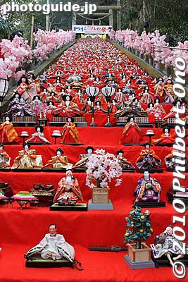 If the dolls are displayed and it starts to rain, people in the neighborhood all rush out to put away the dolls.
Keywords: chiba katsuura hina matsuri doll festival