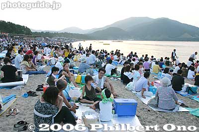 Crowd on Kehi no Matsubara Beach
Keywords: fukui tsuruga toro nagashi fireworks festival obon kehi no matsubara beach