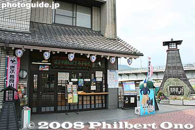 Ticket office for ukai cormorant fishing viewing boats. Behind it is Nagara River and boat dock. You can buy tickets on the day you want to view the cormorant fishing. Pamphlets in English are available. 鵜飼観覧船事務所
Keywords: gifu nagaragawa river ukai cormorant fishing fisherman birds boats