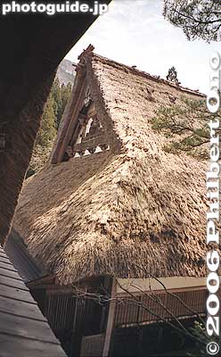 View of temple roof
Keywords: gifu shirakawa-mura village shirakawa-go thatched roof temple Buddhist