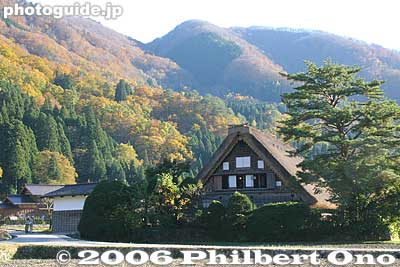 Side view of Wada-ke House
Keywords: gifu shirakawa-mura village shirakawa-go gassho-zukuri thatched roof minka