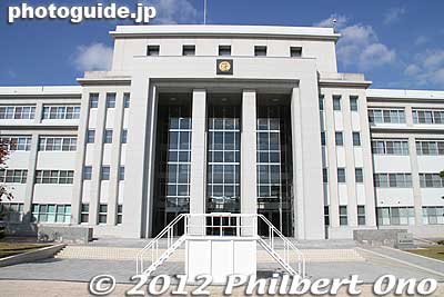 Students' Hall west wing. We weren't allowed to enter this building. The Academy also has female students, but after graduating they do not serve on navy ships. They work only on land.
Keywords: hiroshima etajima island naval academy Japanese Maritime Self Defense Force First Service School