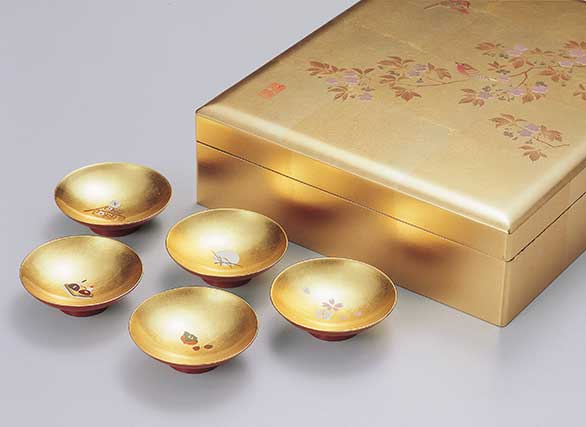 Lacquerware with gold leaf.
写真提供：©石川県観光連盟
Keywords: ishikawa Wajima noto hanto peninsula
