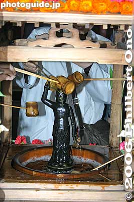 Hanamatsuri, pouring sweet tea over the baby Buddha.
Keywords: kanagawa kawasaki shingon-shu Buddhist temple japantemple