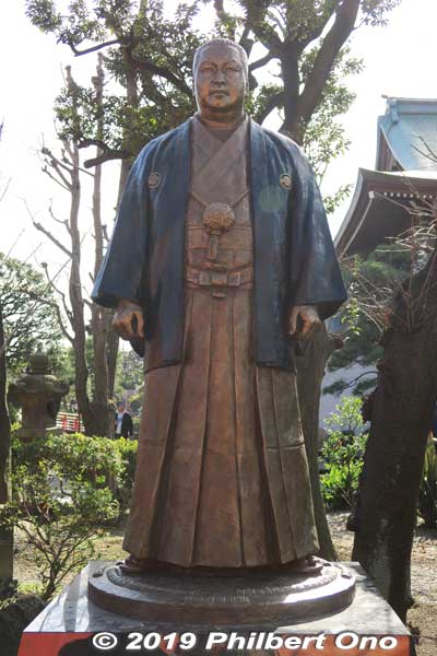 Statue of the late, great Yokozuna Kitanoumi Toshimitsu at Kawasaki Daishi Temple. Erected on the third anniversary of his death by his family. He was only 62. Kitanoumi was one of the greatest yokozuna. 北の湖銅像
Keywords: kanagawa kawasaki shingon-shu daishi Buddhist temple japansculpture