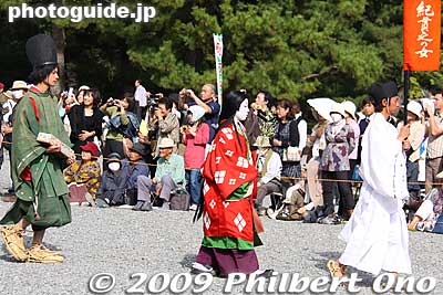 Kino Tsurayuki-no-Musume was the daughter of famous poet Tsurayuki. 紀貫之の女
Keywords: kyoto jidai matsuri festival of ages