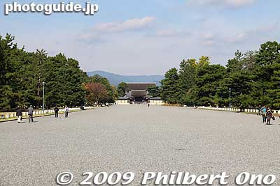 The Kyoto Imperial Palace (Kyoto Gosho) was the emperor's residence from the 14th century to 19th century. This is the main path to the palace where major festivals such as the Aoi Matsuri and Jidai Matsuri are held.
Keywords: kyoto imperial palace gosho 