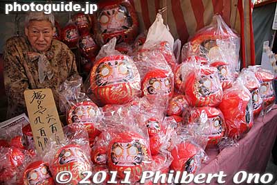 Daruma doll vendor.
Keywords: kyoto yasaka jinja shrine matsuri festival new year's 
