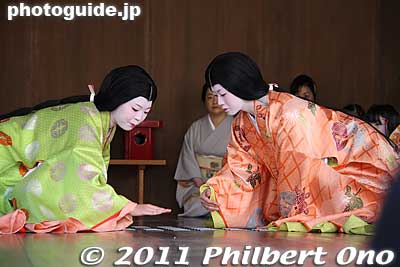 While the poem was read by an elderly woman, one of the two women here would grab or slap out the correct card.
Keywords: kyoto yasaka jinja shrine karuta card game matsuri festival new year's 