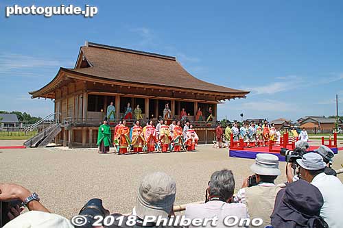 The Departure Ceremony at Saiku Heian-no-mori Park gathered all the people in traditional costume. 出発式
Saiku Heian-no-mori Park (Saiku Heian Era Park) recreates one of the many rectangular blocks of the Saiku Palace area. This one reconstructs three buildings used by the head of the Saikuryo, the government office of the Saiku Palace. This main building is the Seiden (正殿) dating from the 9th century used to conduct important ceremonies by the head of the Saikuryo and to welcome official messengers from Ise Grand Shrines and Kyoto. Saio Matsuri is a tourist/community festival, not a religious festival held by any shrine. Run by a volunteer committee.
Keywords: mie meiwa saiku saio matsuri festival matsuri6