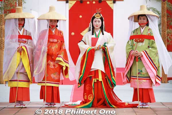 Posing with leading court ladies called the Myobu (命婦), assistants who tend to the immediate needs of the Saio princess.
Keywords: mie meiwa saiku saio matsuri festival kimonobijin