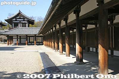 Even the corridor is a National Treasure. Has about 150 wooden pillars. 西院伽藍の廻廊
Keywords: nara ikaruga-cho horyuji temple Buddhist Shotoku-shu world heritage site National Treasure