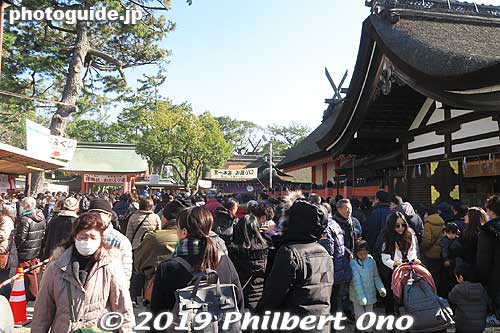 Hongu No. 1, No. 2, and No. 3 shrines worship a trio of gods called Sumiyoshi Okami (住吉大神). They are gods of the sea, waka poetry, agriculture and industries, traditional archery, and even sumo wrestling.
Keywords: osaka Sumiyoshi Taisha shrine new year