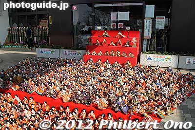 2,000 hina dolls on the front porch of Konosu City Hall.
Keywords: saitama konosu hina matsuri doll festival