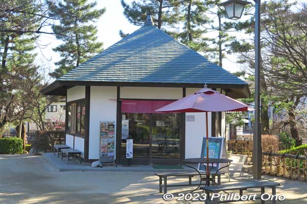 Near the watchtower is Soka-juku Basho-an, a visitor information center.
Keywords: Saitama Soka-Matsubara pine trees Oku-no-Hosomichi