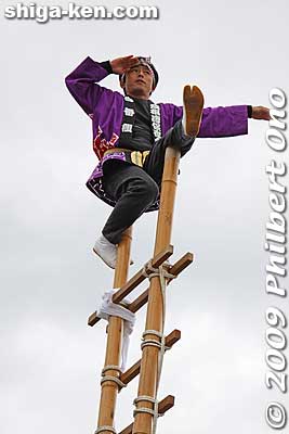 Fireman's acrobatics is a crowd pleaser.
Keywords: shiga hikone castle parade festival matsuri shigabestmatsuri