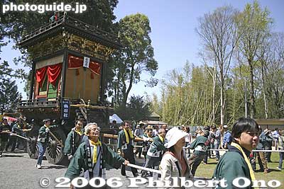 Another dashi float is hauled to the shrine. 南大窪町の「南壮社（なんそうしゃ）」
Keywords: shiga hino-cho matsuri festival float