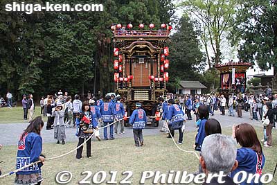 The Rikutoku float from Shimizu-cho prepares to leave the shrine.
