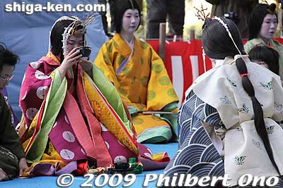 The Saio drinks the tea.
Keywords: shiga koka tsuchiyama saio princess procession kimono women matsuri3 festival 