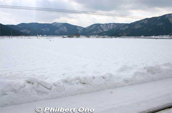 In winter, most everything is covered with deep snow.
Keywords: shiga nagahama lake yogo