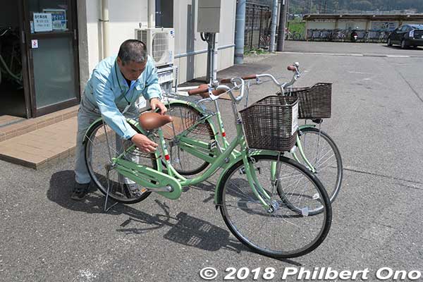 Yogo Station has rental bicycles. Great for cycling around the lake. On foot, it takes at least an hour to walk all around.
Keywords: shiga nagahama lake yogo station
