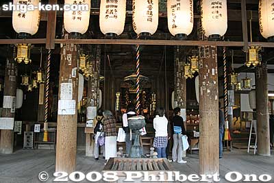Inside Ishiyama-dera's Hondo Hall 本堂
Keywords: shiga otsu ishiyama-dera buddhist temple