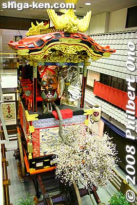 Inside Otsu Matsuri Hikiyama Museum is a life-size model of the Seiobo-zan (西王母山) float featuring a longevity peach and peach boy. 大津祭曳山展示館
Keywords: shiga otsu matsuri festival floats