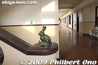 Rabbit sculpture on the railing.
Keywords: shiga toyosato primary elementary school vories 