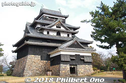 Built in 1611, Matsue Castle is Japan's latest and fifth castle whose main tower tower has been designated as a National Treasure (on July 8, 2015).
Matsue Castle is open 8:30 am to 6:30 pm (or 5 pm during Oct. to Mar.). No holidays. Admission is ¥280 for foreigners. Combination ticket that includes admission to the Lafcadio Hearn Museum is also available.
Keywords: shimane matsue japancastle