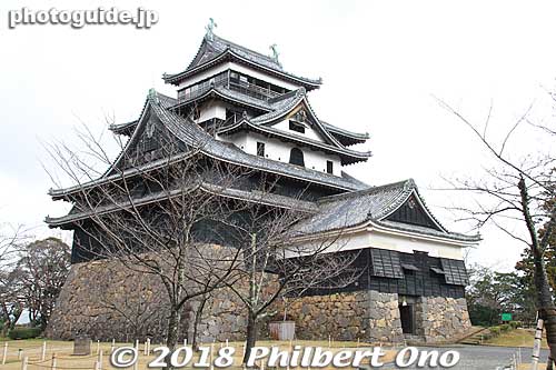These pictures were taken in ealry Jan. so the trees and grass are not so green.
Keywords: shimane Matsue Castle National Treasure