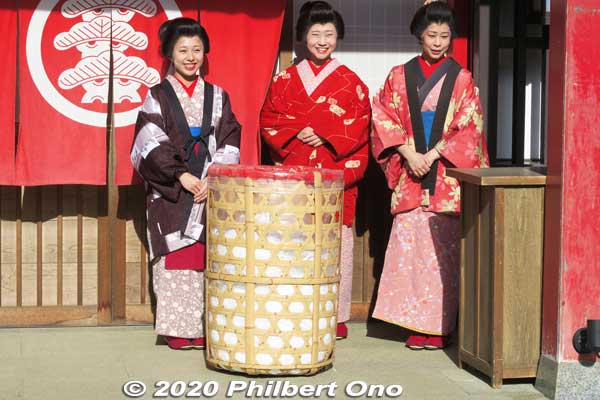 Women at Wakamatsu-ya Theater in Edo Wonderland in Nikko, Tochigi. Too bad we didn't have time to catch the show. There's also the Oiran Courtesan Procession. but we didn't see it.
Keywords: tochigi Edo Wonderland Nikko Edomura kimonobijin