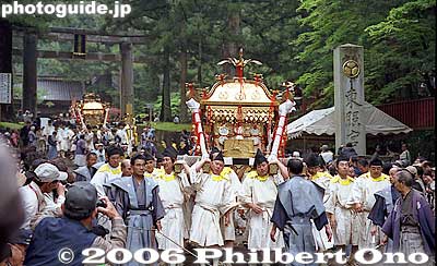 Mikoshi
Keywords: tochigi nikko toshogu shrine spring festival