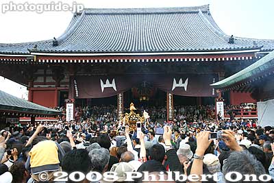 This is what it looks like in front of Sensoji temple.
Keywords: tokyo taito-ku asakusa sanja matsuri festival sensoji mikoshi portable shrine crowd