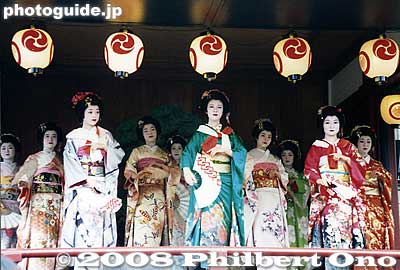 Asakusa Shrine also has a stage for various entertainment such as an Asakusa geisha dance.
Keywords: tokyo taito-ku asakusa sanja matsuri festival sensoji mikoshi portable shrine crowd