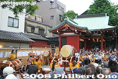 And taiko drumming.
Keywords: tokyo taito-ku asakusa sanja matsuri festival sensoji mikoshi portable shrine crowd