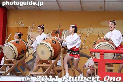 Shiraume Taiko women drummers climaxed the 4-hour show. They are based at Yushima Tenjin Shrine. 白梅太鼓
Keywords: tokyo bunkyo-ku ward yushima tenjin tenmangu shinto shrine ume matsuri plum blossom festival shiraume taiko women drummers