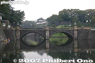 In Japanese, the Imperial Palace is called "Kokyo" (皇居）. This term begun to be used from 1948. Until then, it was called "Kyujo" (meaning palace castle 宮城）from the time Emperor Meiji took up residence.
Keywords: tokyo chiyoda-ku imperial palace kokyo bridge moat