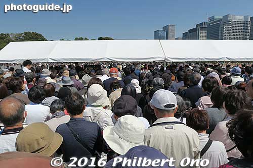 After waiting for about 15 min. in the heat, just when I seriously thought about giving up and going home, the line moved forward to the checkpoint where they checked our bags and gave us a body check. It was quick and easy.
Keywords: tokyo chiyoda-ku imperial palace