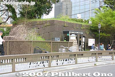 Remains of Ushigomi Mitsuke Gate along Sotobori Moat near Iidabashi Station.
Keywords: tokyo chiyoda-ku imperial palace kokyo