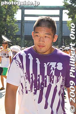 Heavyweight judo Olympic gold medalist Satoshi Ishii (石井 慧) was also at Yasukuni Shrine on Aug. 15, 2009. He was very kind and signed autographs, shook hands, and took photos with a lot of people.
Keywords: tokyo chiyoda-ku yasukuni shrine jinja japancelebrity japansports