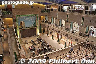 The Japan Racing Association's flagship horse-racing course in Fuchu, Tokyo got a makeover in April 2007 with a spanking new grandstand called Fuji View Stand. Very impressive, and entertaining even for non-gamblers.
Keywords: tokyo fuchu race course horse racing
