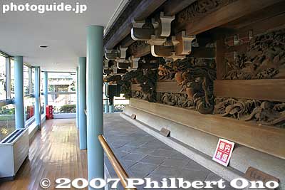 Since the carved walls are two stories high, the scaffolding has upper and lower levels which allows you to view the woodcarvings on the upper and lower halves of the walls. This is the lower floor
Keywords: tokyo katsushika-ku ward shibamata taishakuten temple wood carvings sculpture