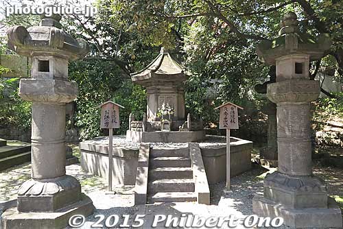 Tomb of Shogun Tokugawa Hidetada and wife Go (Ogo). 二代秀忠【台徳院殿（たいとくいんでん）】お江
Keywords: minato-ku tokyo zojoji jodo-shu Buddhist temple tokugawa shogun graves Mausoleum