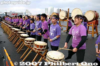 A huge number of taiko drummers perform near the finish line. This taiko group is called Kodaijin. 鼓代神 Web site at www.geocities.jp/kodaijin_kdj/
Keywords: tokyo marathon race runners big sight koto-ku taiko drummers kotosports