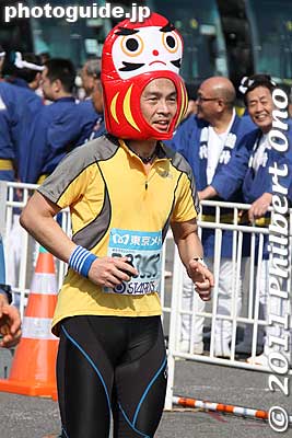 Daruma head
Keywords: tokyo koto-ku marathon runners big sight finish line 