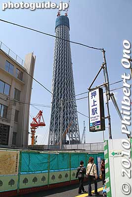 In April 2010, I went to see what the fuss was about. I can see Tokyo Skytree from my window at home in eastern Tokyo, so naturally I got very curious about this thing which seemed to have sprouted from nowhere.
Keywords: tokyo sumida-ku ward sky tree tower oshiage